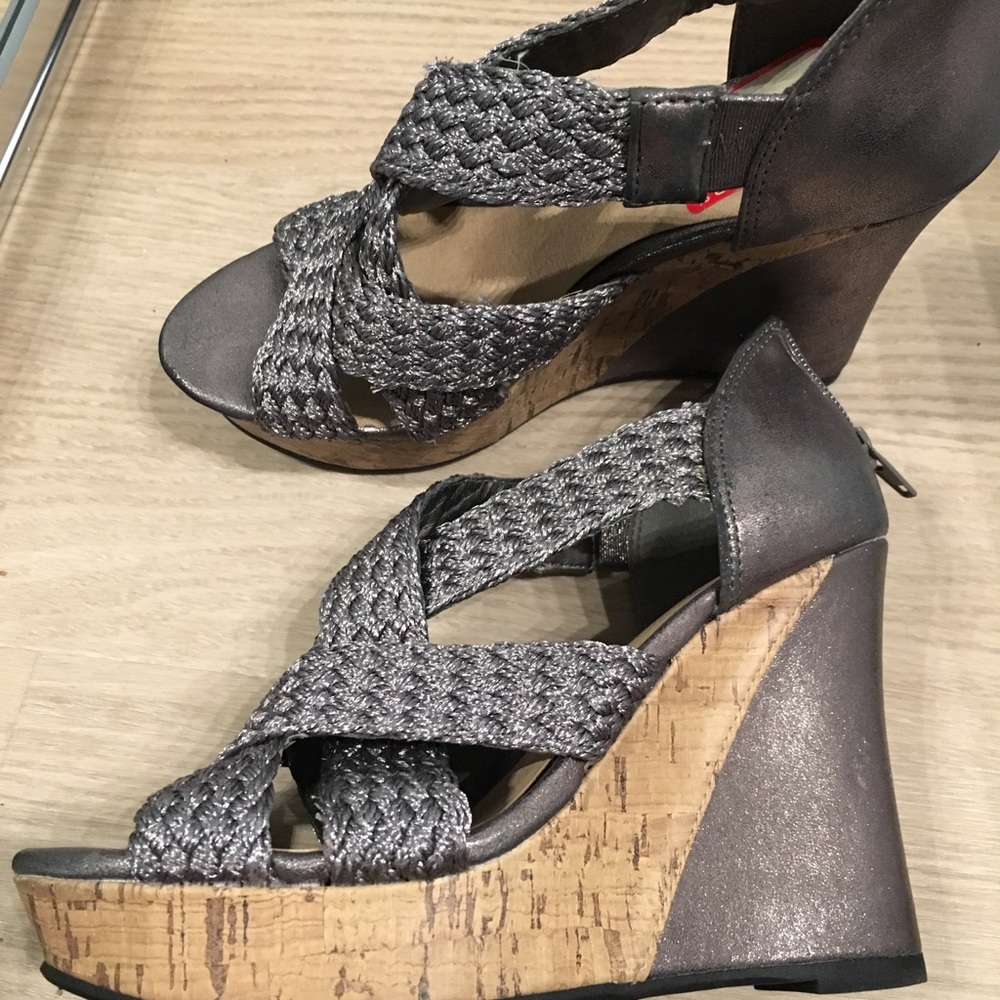 Gray guess shoes! 6M worn only once